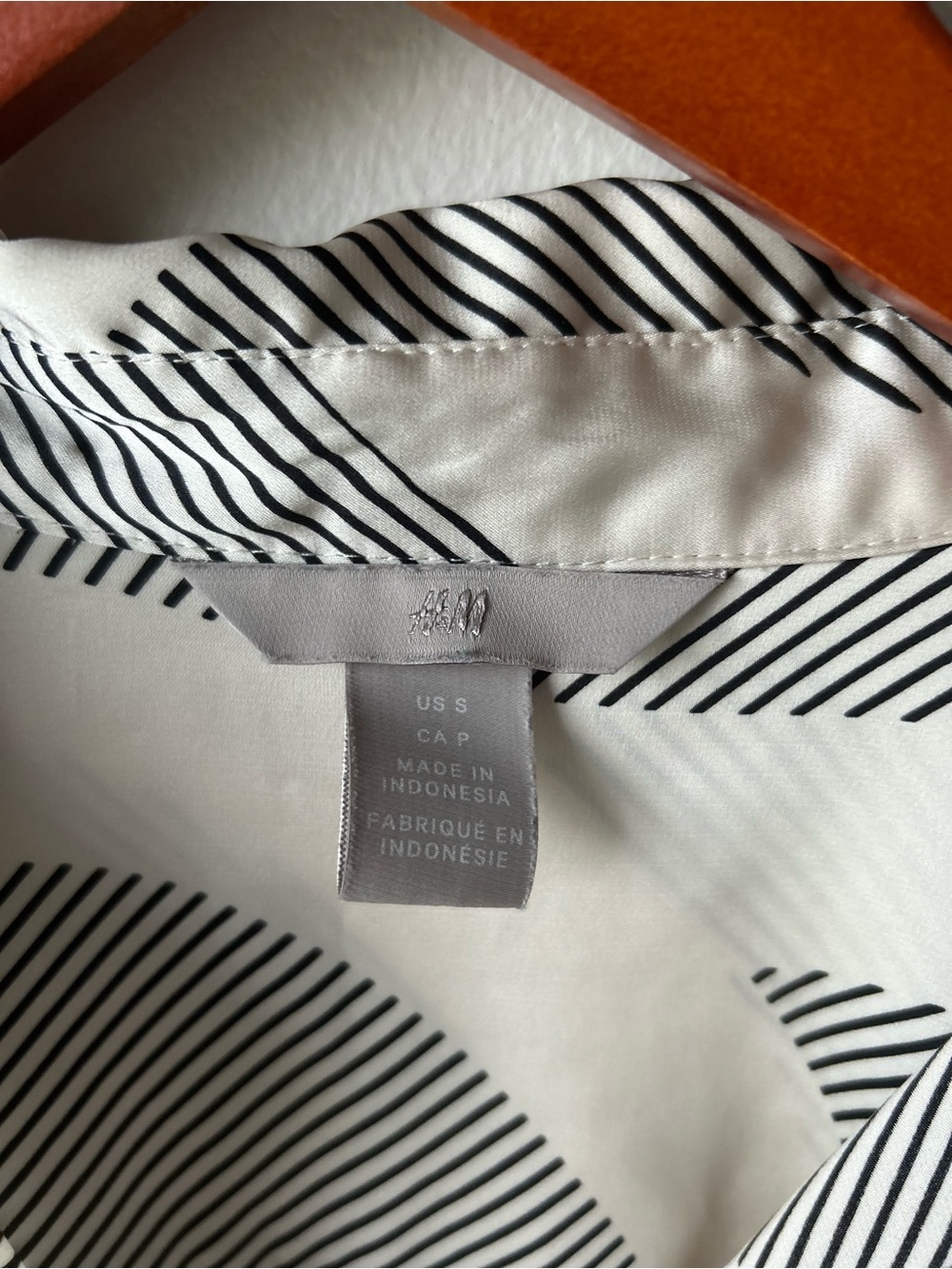 H&M Abstract Print Button Down Blouse Size Small Black & Ivory - Picture 3 of 7